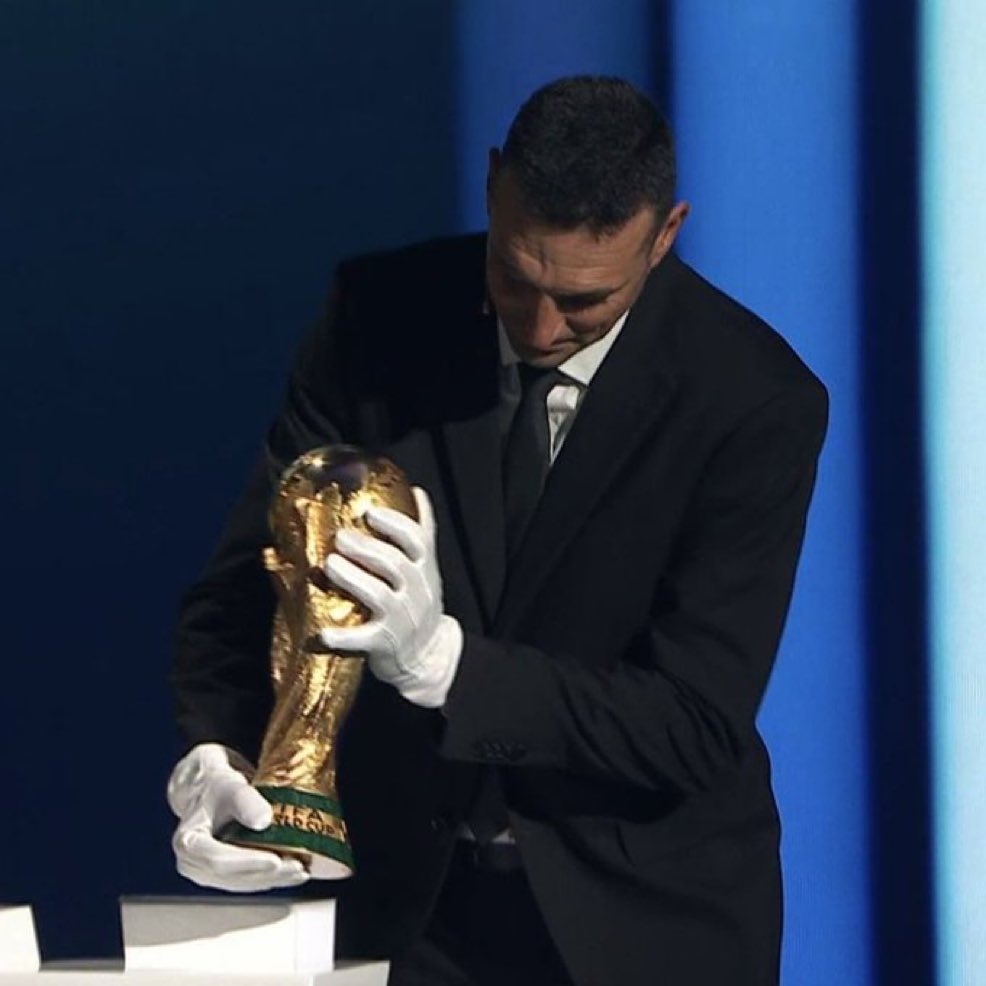 La manosearon Trump, Infantino y el cocinero turco que echa sal como un ganso, pero este chad que la ganó se tuvo que poner guantes???!!!