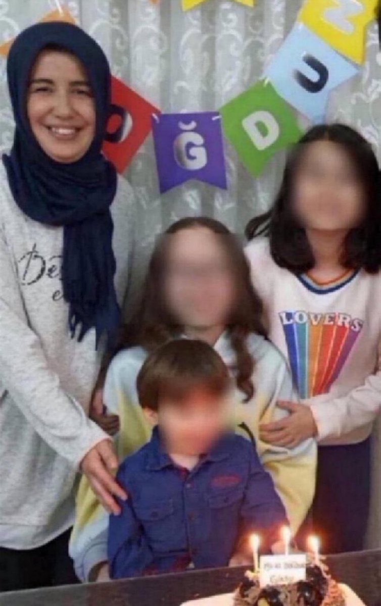 Tek bir fotoğrafa sığan mutluluk… Anaokulu öğretmeni Elif Çelik Demir 2021’den beri tutuklu. Bu karedeki gülümseyen yüzler yıllardır bir araya gelemiyor. AİHM ‘suç değil’ dedi, ama Elif hâlâ cezaevinde. Çocuklar annesiz, bir anne çocuklarından uzak

SelmanHasta AnnesiTutuklu