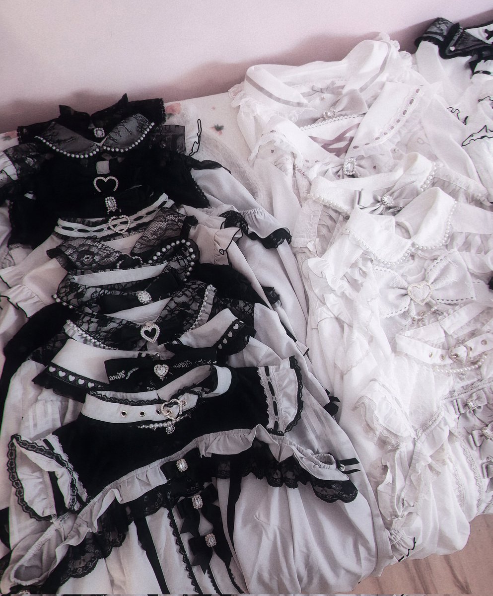 lunyaan_'s tweet image. organizing all my jirai stuff (kill me)