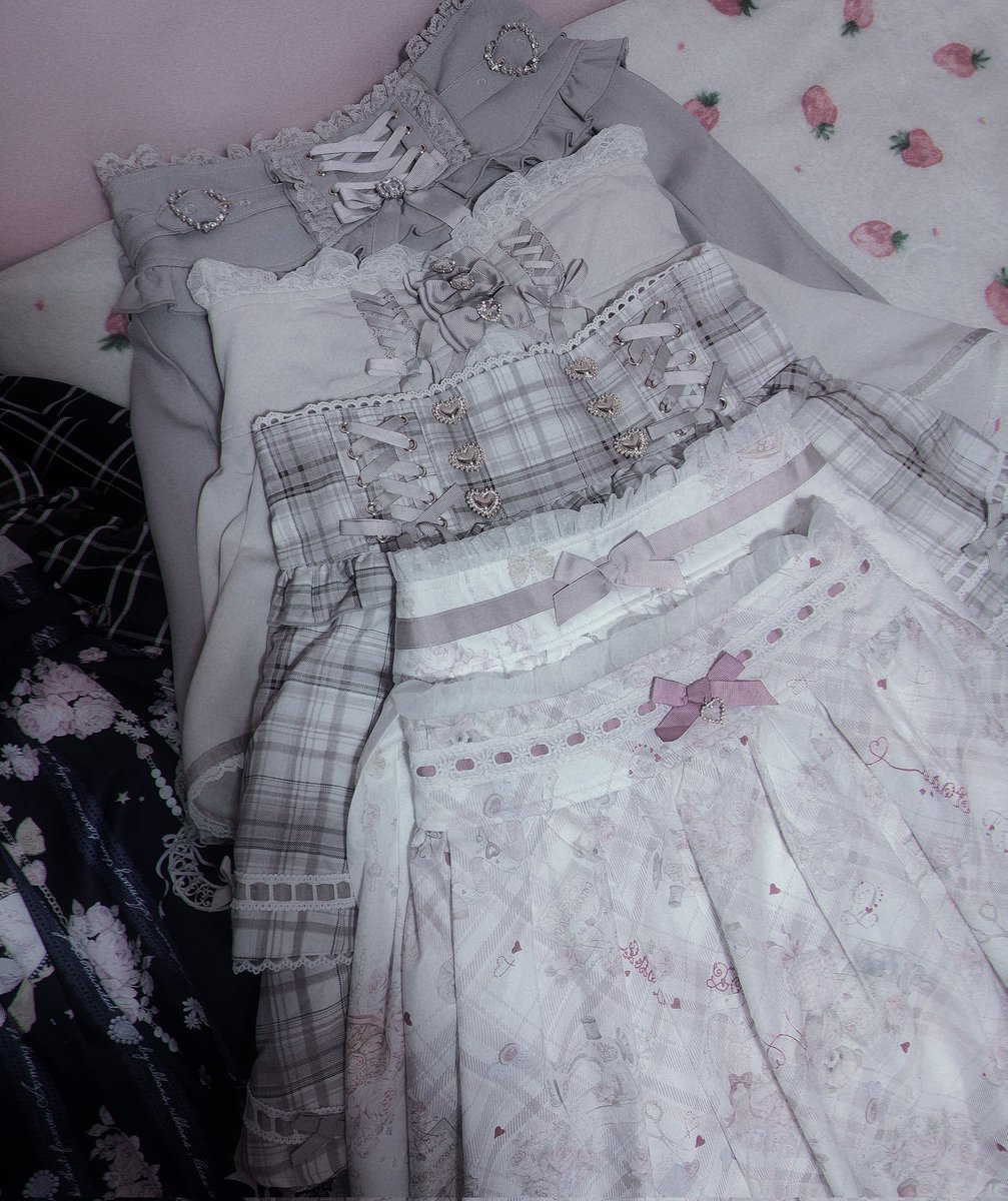 lunyaan_'s tweet image. organizing all my jirai stuff (kill me)