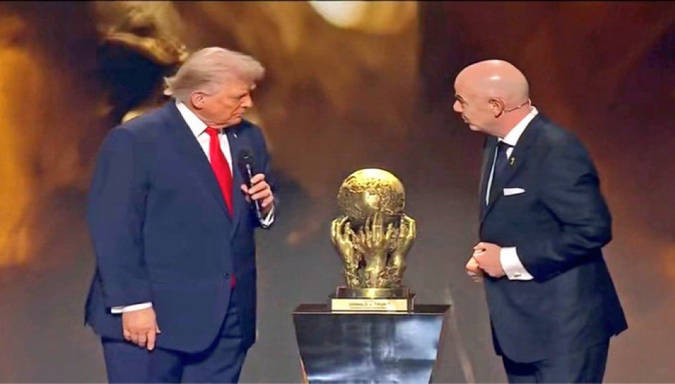 El #SorteoMundial2026 está siendo el coñazo esperado (tres presidentes!!!), pero, pero…el premio FIFA de la Paz a Trump? Eso qué es? Y puestos a inventar cosas, por qué no se lo dan al canadiense, que ese por lo menos no molesta a nadie? Vaya lamida de huevos permanente🤬