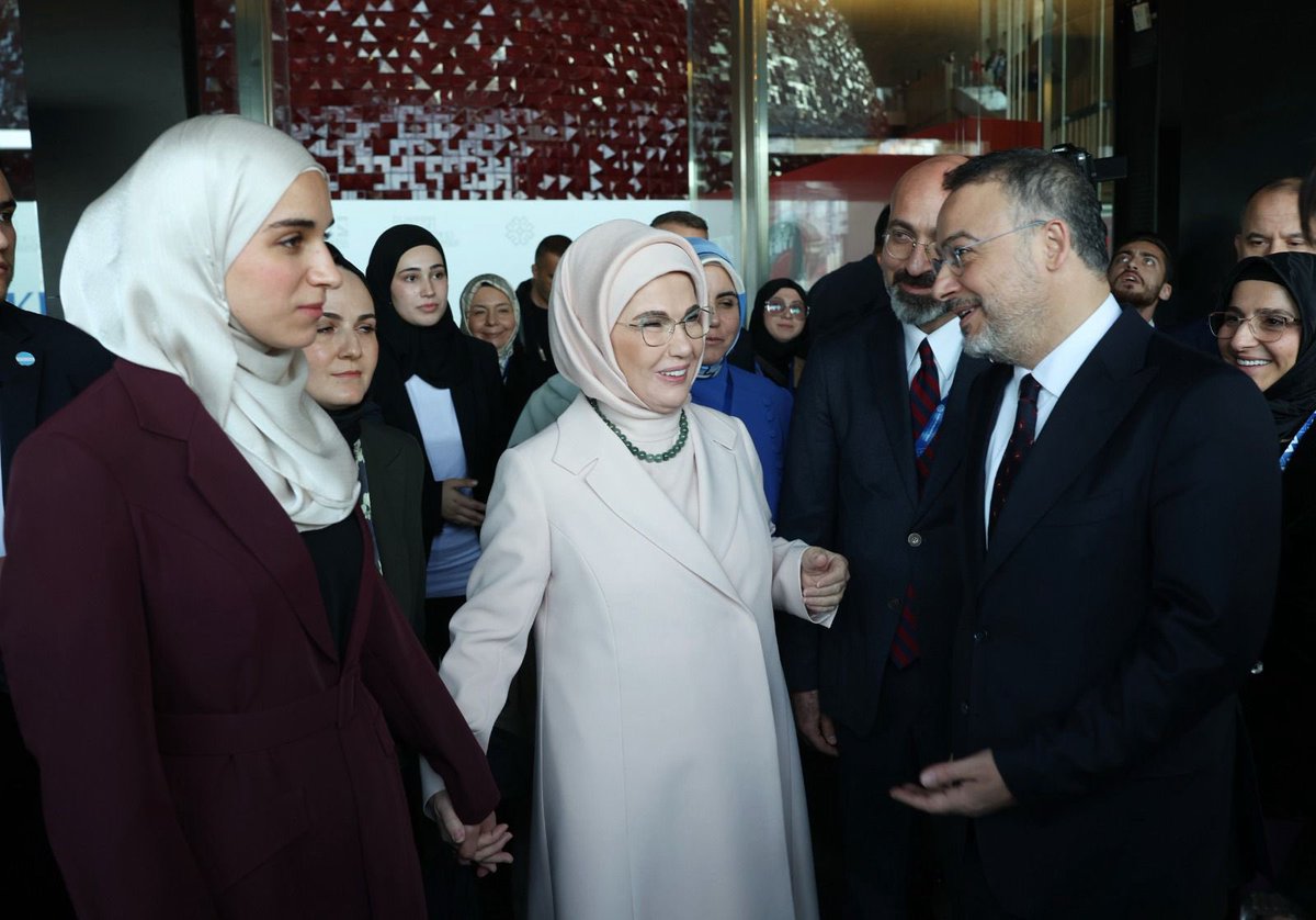 nuhyilmaz's tweet photo. Sayın Emine Erdoğan Hanımefendi’nin teşrifleri ve Suriye Arap Cumhuriyeti Cumhurbaşkanı’nın refikaları Sayın Latife El Durubi Hanımefendi’nin de katılımlarıyla, Türkiye Maarif Vakfı tarafından bu sene “Dünyayı Eğitimle İyileştirmek” temasıyla 5’incisi düzenlenen İstanbul Eğitim Zirvesi’ne katılmaktan onur duydum.

Dünyanın farklı coğrafyalarından gelen temsilcilerle eğitimin insani, kültürel ve toplumsal dönüşüm gücüne odaklanılan ve fikirlerin eyleme dönüştüğü bu anlamlı zirve için Türkiye Maarif Vakfı’nı tebrik ediyorum. 

Güçlü desteklerinden ve Türkiye ile Suriye arasında barışa ve istikrara katkı sunan dostluk bağlarının güçlenmesine değerli katkılarından dolayı Sayın @EmineErdogan Hanımefendi’ye sonsuz şükranlarımı sunuyorum.