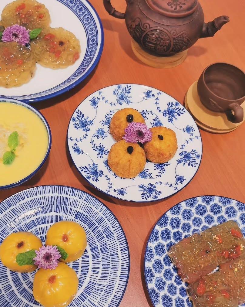 SkyPath__'s tweet image. この精巧な伝統的なスイーツと香り高いお茶、まるで温かい時間のトンネルに入ったよう～🍵🍰