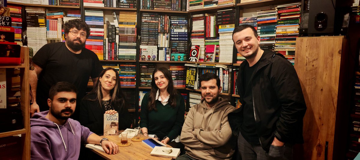 📚 Ara Sokak Kitap Kulübü – Aralık Buluşmaları

Nadir Kopyalar kitabının ilk toplantısını yaptık.
Patricio Rago’nun bu sıra dışı metni üzerine keyifli bir sohbet gerçekleştirdik.

Aralık ayında keşfetmeye devam ediyoruz.
Bir sonraki buluşmada görüşmek üzere! 🌿✨