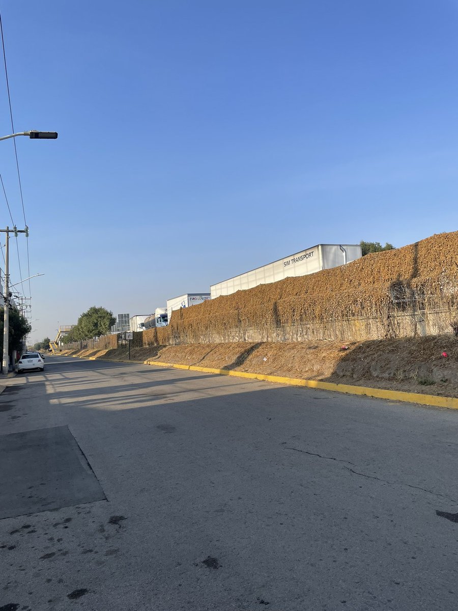 danesakn's tweet photo. @Circuito_mx seguimos con el problema del estacionamiento que se hace en la bajada de la autopista hacia Tultepec justo antes de la gasolinera, ya hubo un accidente en aquella ocasión el trailer se incendió dentro del fraccionamiento, evitemos accidentes https://t.co/EXSF8fy1us