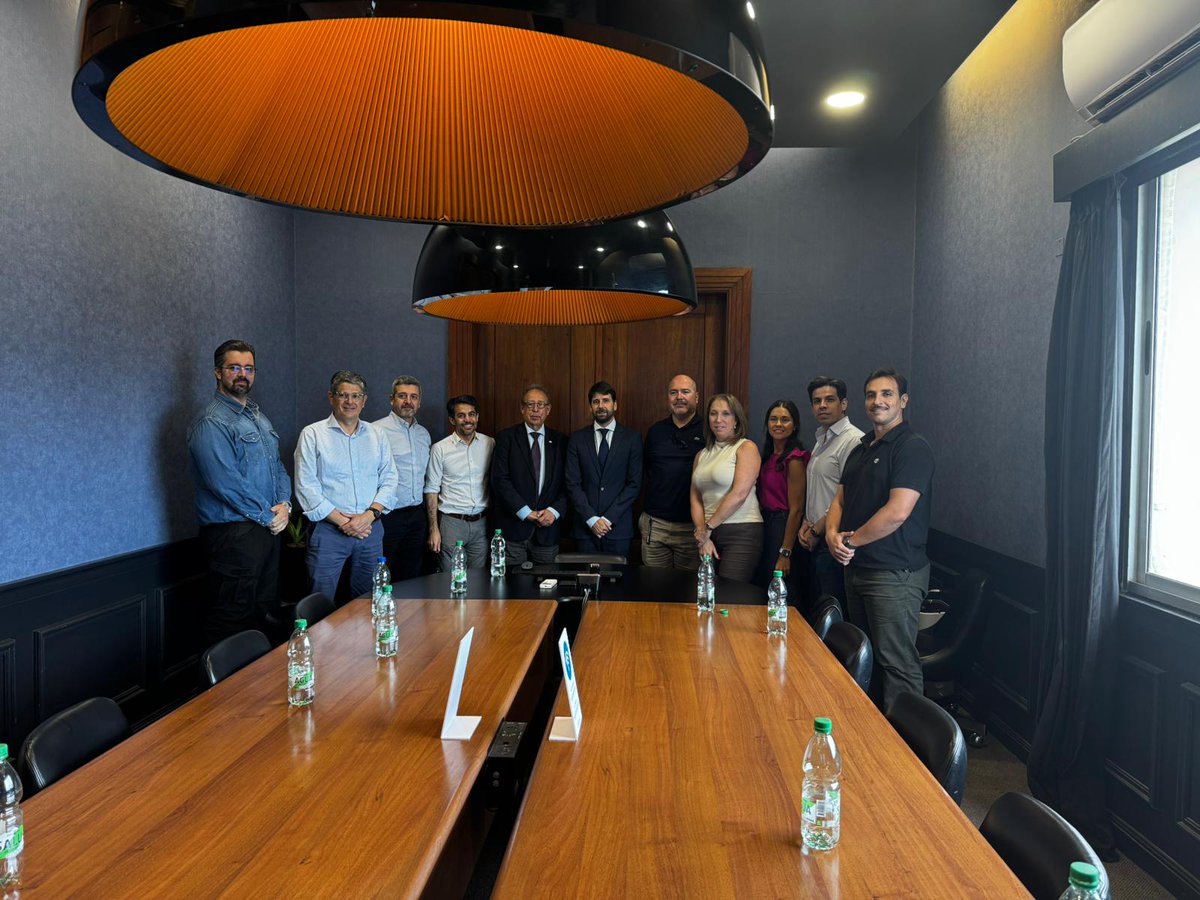 Delegación de paraguayos visitó INALOG en el marco de la Expo Carga para conocer nuestra plataforma logística y fortalecer la integración

🇺🇾🤝🇵🇾
#UruguayLogístico