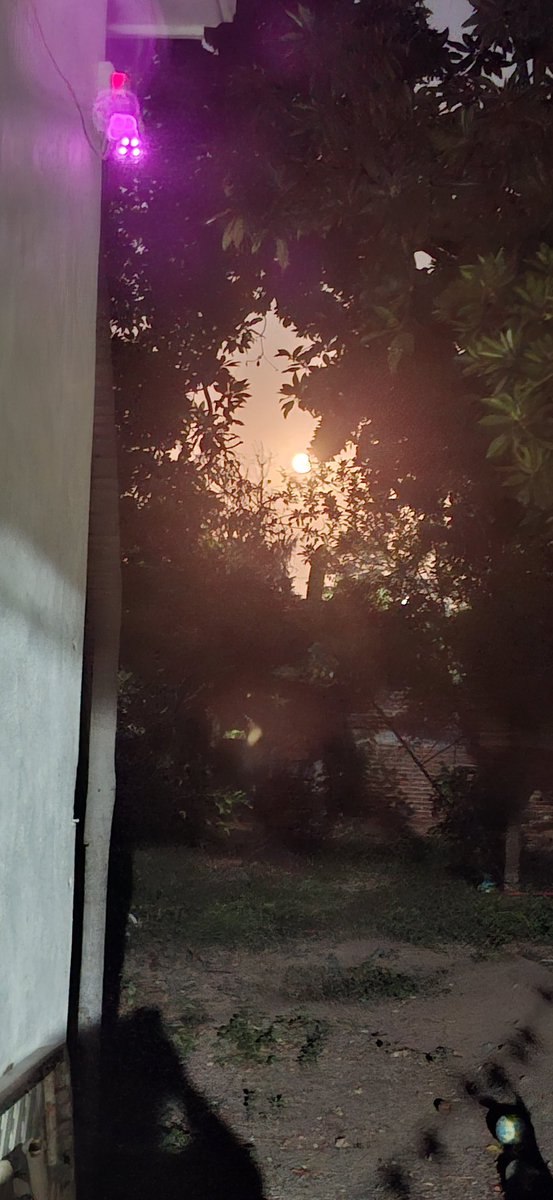 Vuelvasale's tweet photo. 6:am es la Luna y parece sol 🌞 https://t.co/oa2hegz32V