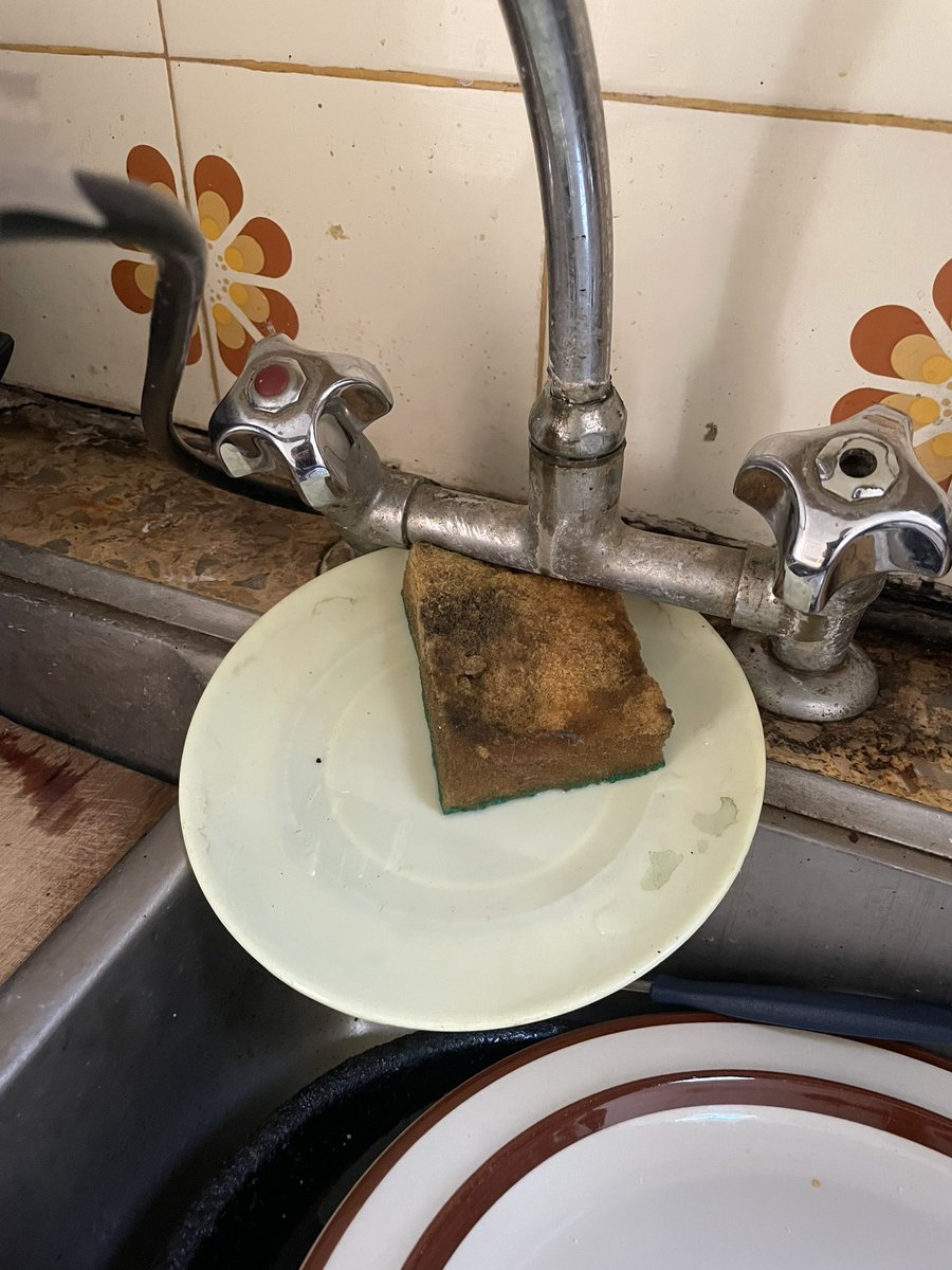 FrancoJaure's tweet photo. La canilla pierde por arriba y ese es el mecanismo de última tecnología que hace que el agua caiga en la bacha #sefuelarga https://t.co/CdtNwCYQ6c