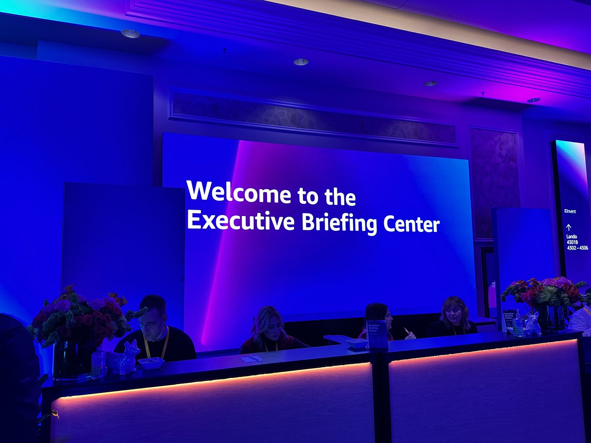 E lá se foram mais de 10 EBC’s falando com executivos do mundo todo sobre engenharia de plataforma e EKS Capabilities no #reinvent2025 !