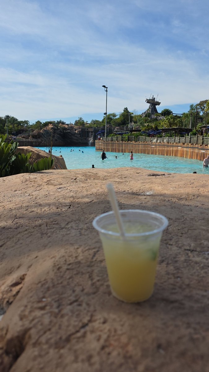 Tom_GPG's tweet photo. Friday park day! The best park for a margarita! #Disney #TyphoonLagoon
#WDW https://t.co/7h25zzFG4n