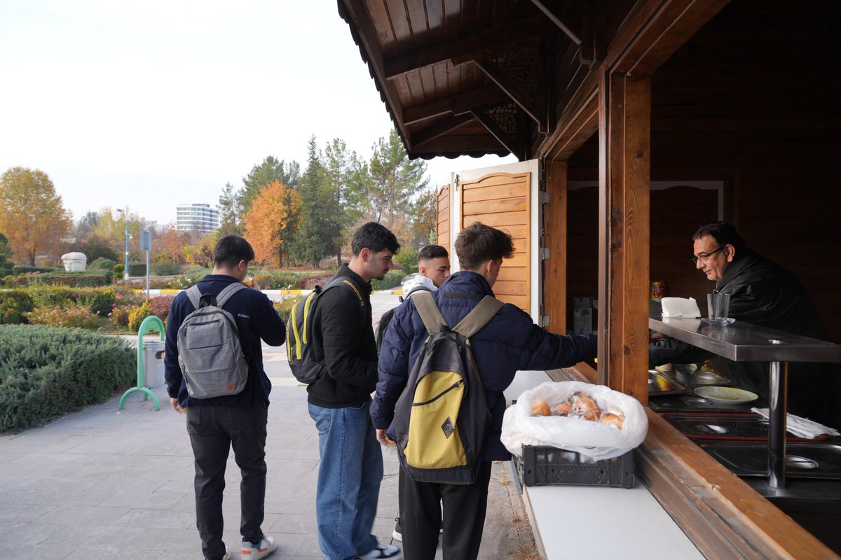 🍜 Üniversitemizde Öğrencilere Çorba İkramı Yeniden Başladı

Yemekhanemizin deneyimli aşçıları tarafından hazırlanan çorba, hafta içi her gün 07.30–09.00 saatleri arasında Üniversite 2 No’lu Nizamiye (Cendere Girişi) kapısında öğrencilerimize ikram edilecektir.

#Adyü