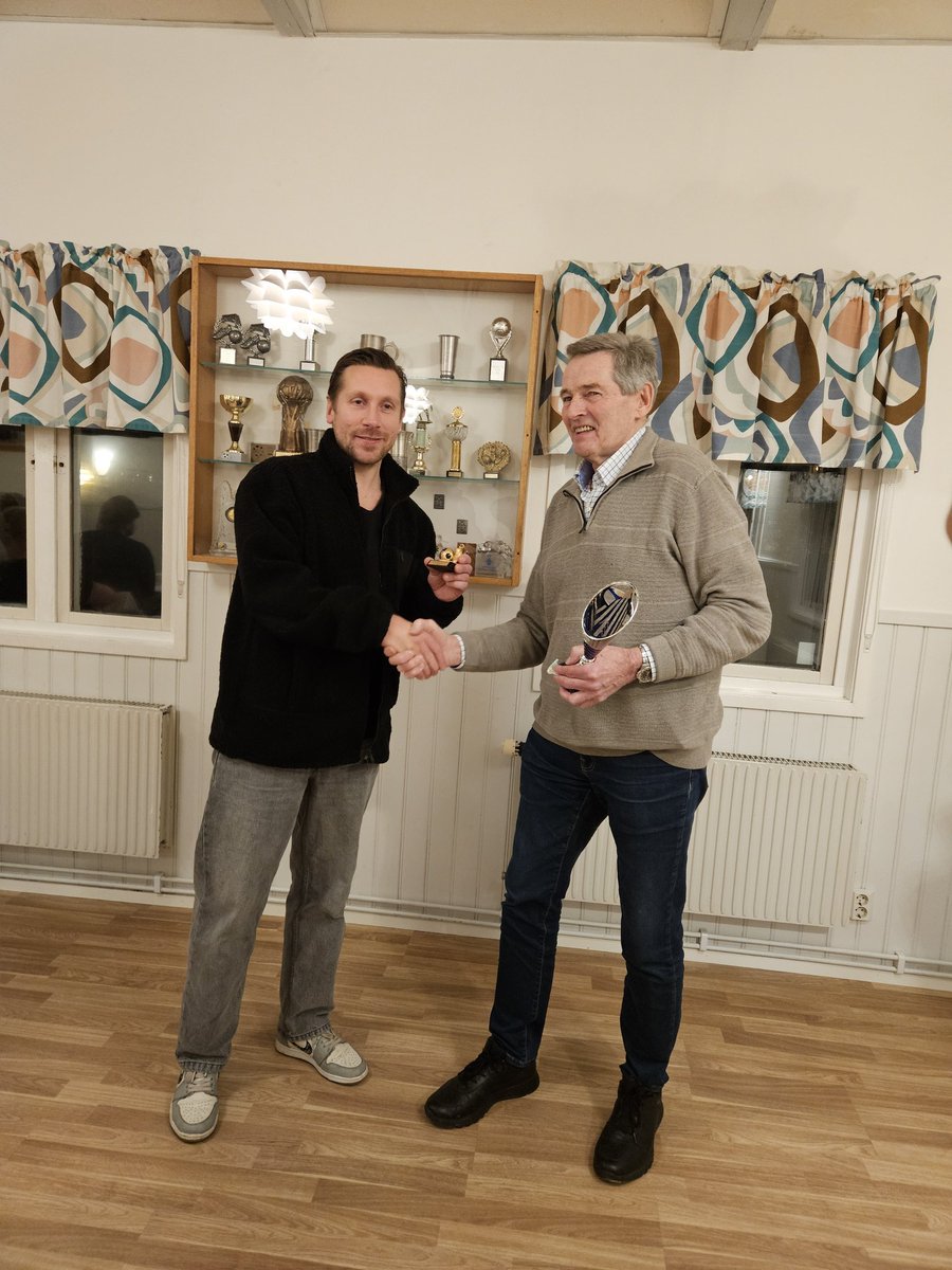 Pierre Tillman fick årets stipendium från Kultursektionen. Här mottager han priset från hedersordförande Kjell Andersson. Pierre till vänster i bild.