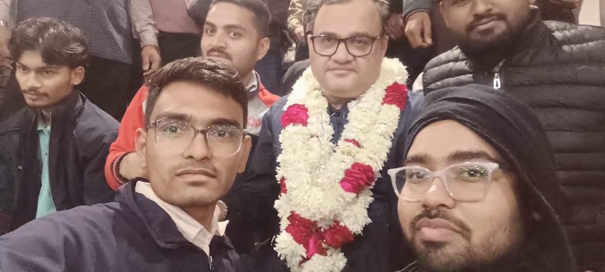 RohitKumarMegh6's tweet photo. उत्कर्ष क्लासेस के संस्थापक निर्मल गहलोत सर के द्वारा आज मार्गदर्शन प्राप्त किया। @NirmalUtkarsh
With @lokeshhindoli08
#Kota #utkarshclasses https://t.co/Nxj3pZ4wP5