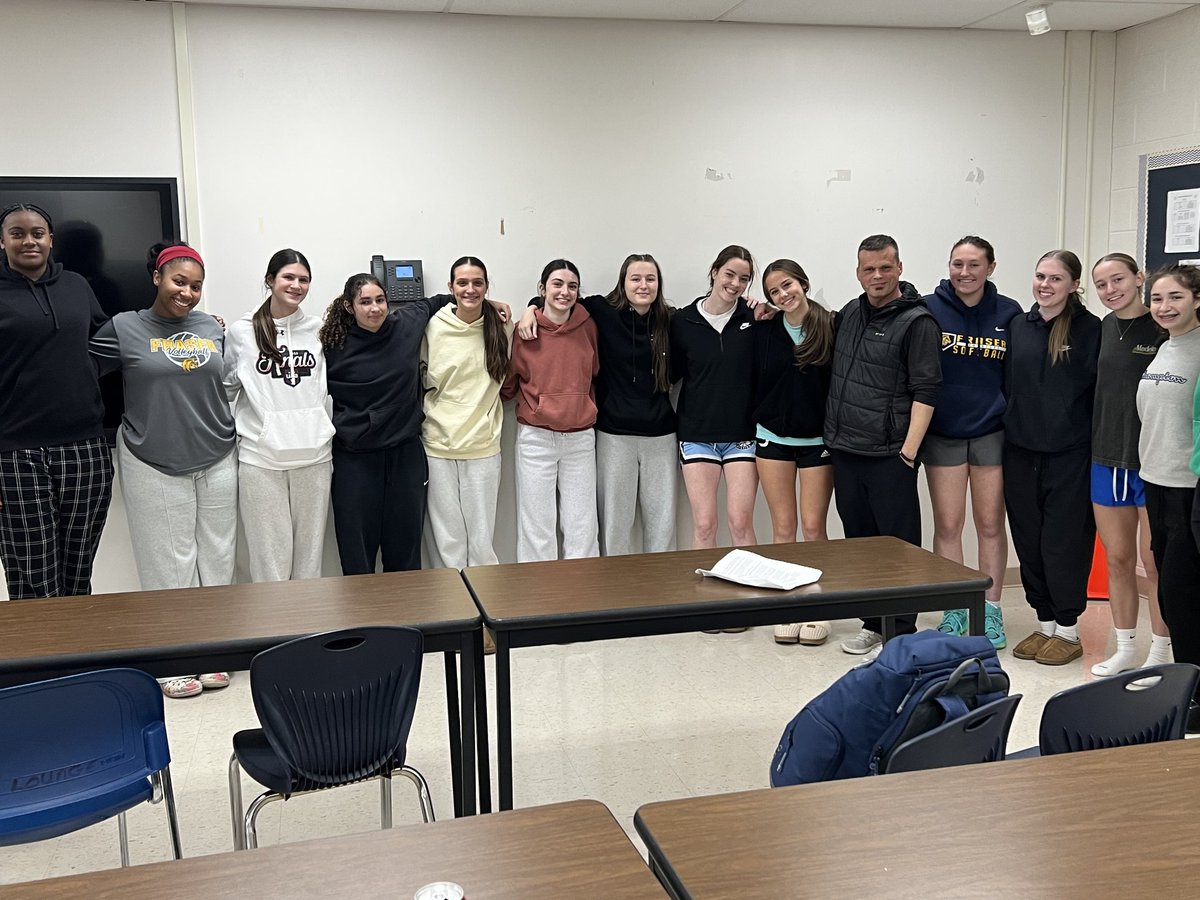 FraserGBB's tweet photo. Thank you coach Barnes for coming out and speaking to our team. Great words of wisdom and presentation. #BeARock @coachbarnes20 https://t.co/89QAfcYnqR