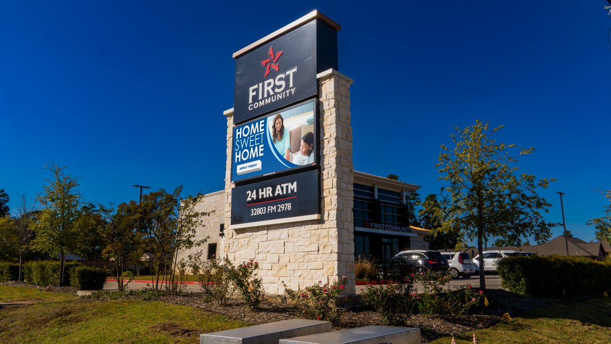ledpartnershtx's tweet image. The LED marquee at @FirstCommCU  – Magnolia shines bright ✨—helping share updates and strengthen their connection with the community. Proud to partner with FCCU across multiple Tomball &amp;amp; Magnolia locations!

👉 LEDPartners.com

#LEDPartners #FCCU #LEDMarquee