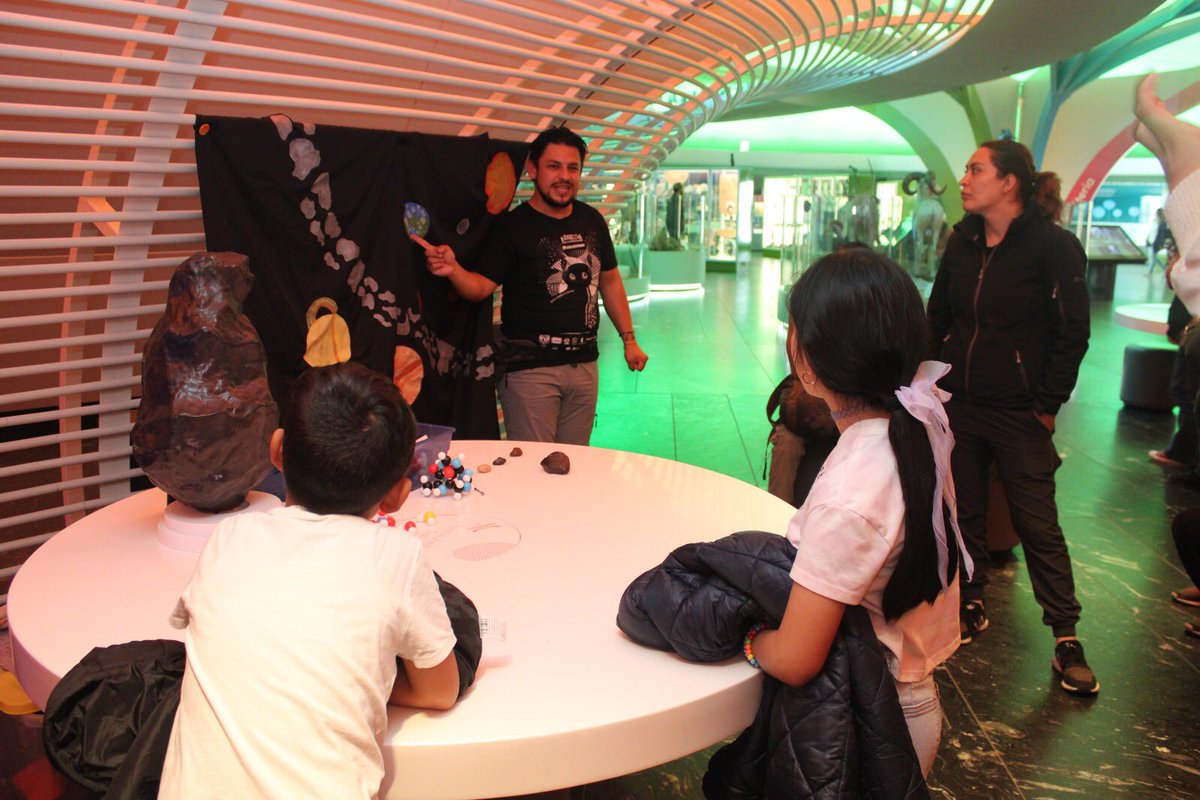 NDE_MHN's tweet photo. Y por supuesto, nuestro agradecimiento a todo el equipo del museo por su compromiso para hacer posible la Noche de las Estrellas 2025,  en especial a nuestros asesores educativos, cuyas actividades sobre astronomía iluminaron la experiencia de quienes nos acompañaron. #NDE2025 https://t.co/bgJy8cJG5k