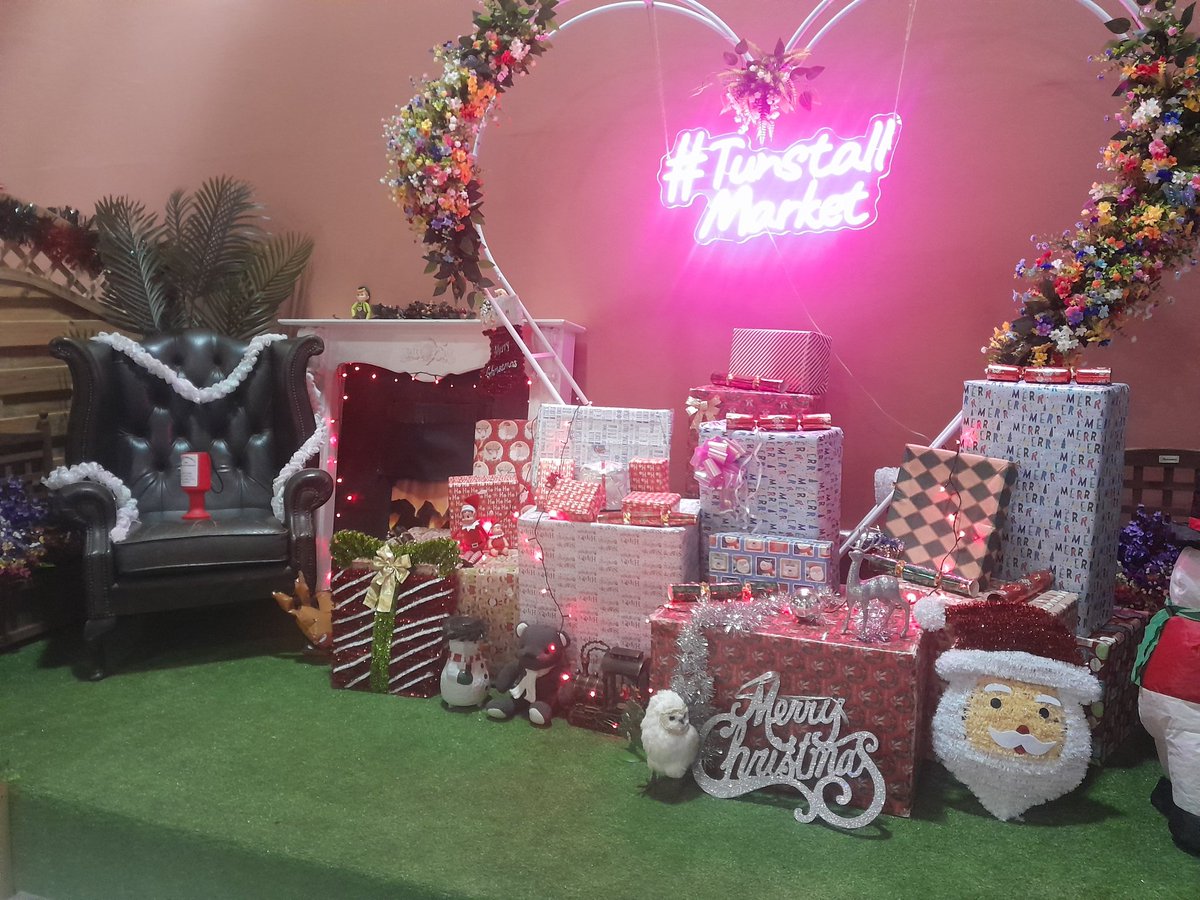 Eeeekk only one more sleep until The Tunstall Market light switch on ✨️🎅🎄🦌 <a href="/BBCRadioStoke/">BBC Stoke & Staffordshire</a> <a href="/Sotlive/">StokeonTrentLive</a> <a href="/thehitmix/">The Hitmix 107.5 FM</a>