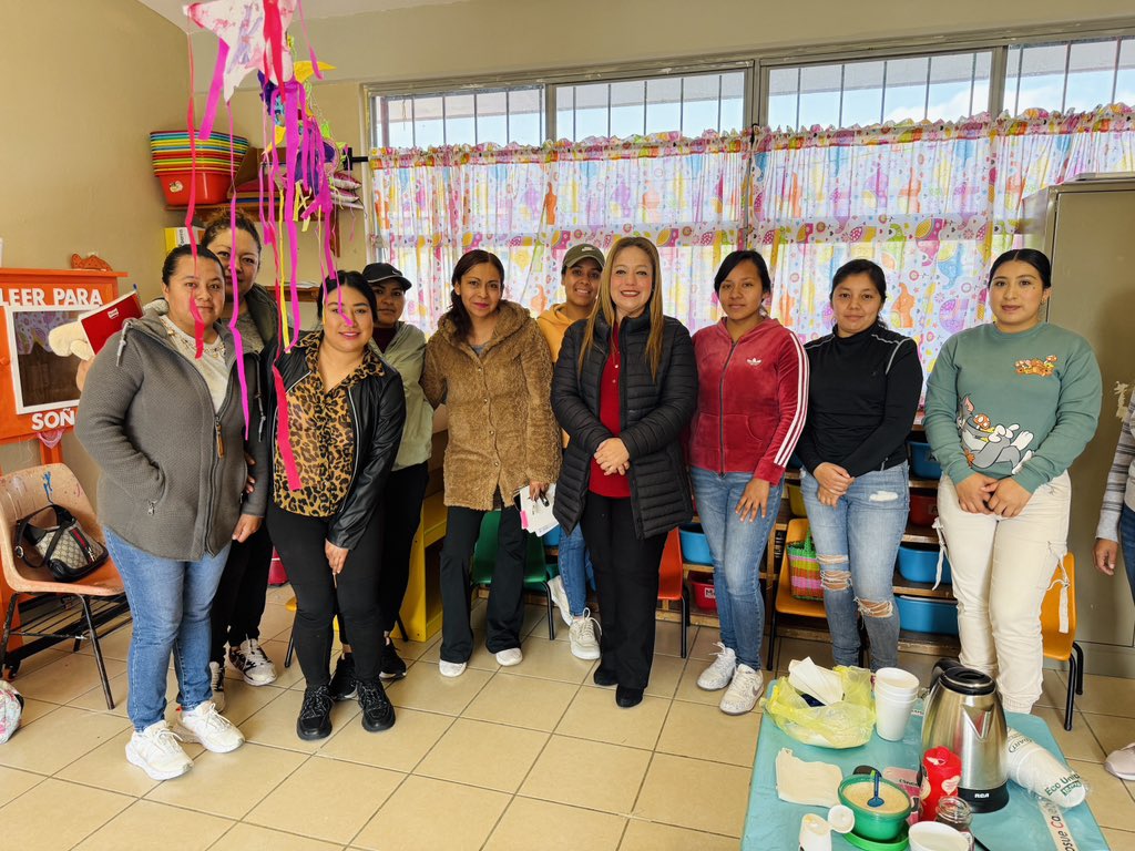diputadavero's tweet photo. Acudí al llamado del Comité de Padres de Familia del Jardín de Niños “Vasco de Quiroga” en #SanRafael, El Marqués. 📚✨

Escuché sus necesidades y, trabajando en equipo, apoyamos a la comunidad con un proyector que fortalecerá las actividades de las y los pequeños. 👧🧒 https://t.co/DbU4tdHkad