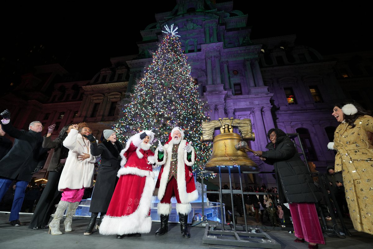 Philly Holiday Tree tweet media