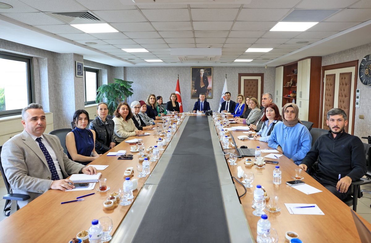 “MTSO, kadın kooperatiflerini aynı masada buluşturdu: “Hedef, birlikte büyümek”

Mersin’de faaliyet gösteren Kadın Kooperatifleri, Mersin Ticaret ve Sanayi Odası’nda (MTSO) Yönetim Kurulu Başkanı Hakan Sefa Çakır’ın ev sahipliğinde bir araya geldi. Toplantıya, Yönetim Kurulu