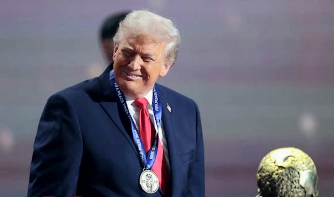 El presidente de Estados Unidos, Donald Trump, fue condecorado con el primer “Premio por la Paz” de la FIFA durante el sorteo del Mundial 2026. 
🗣️ “Ahora el mundo es un lugar más seguro”, enfatizó Trump."