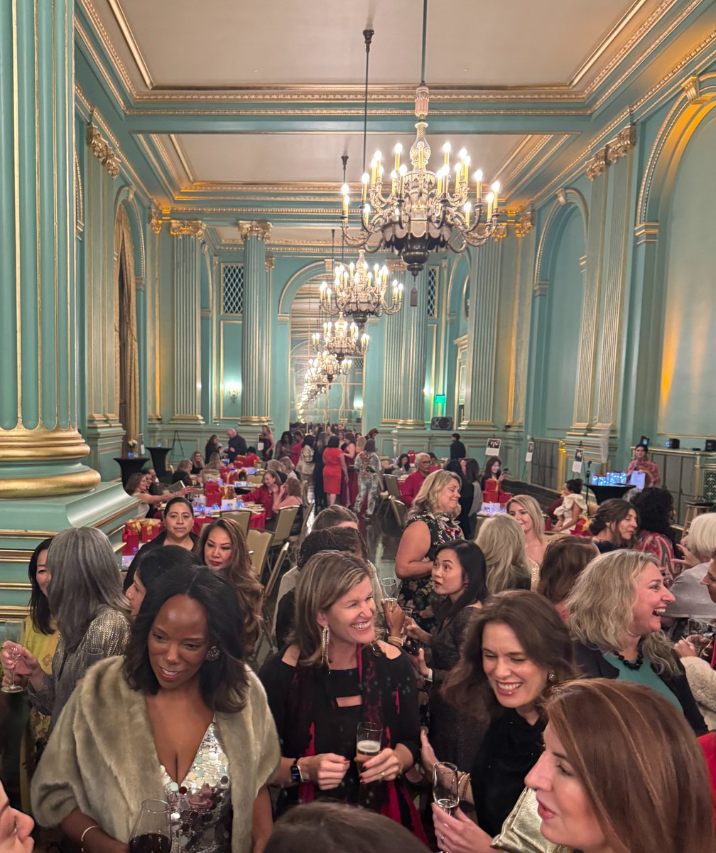 KateDoerksen's tweet photo. Being in a room last night filled with talented women there to actively help each other win was so damn inspiring!  The How Women Lead Lightbringers Gala truly filled my cup! https://t.co/TwYPN8nSlH