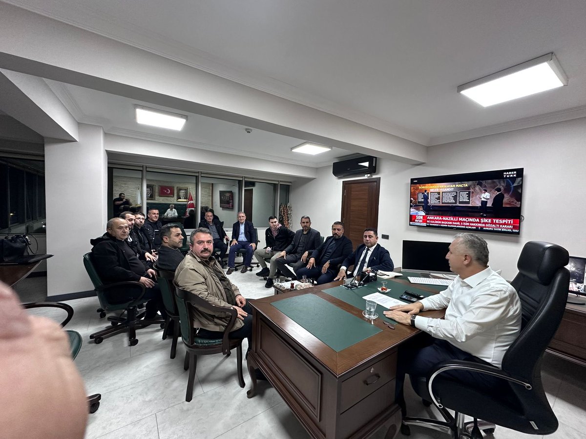 AK Parti Esenler İlçe Başkanımız Emrullah Erkuş başkanlığında ilçe yürütme kurulu toplantımızı gerçekleştirdik.