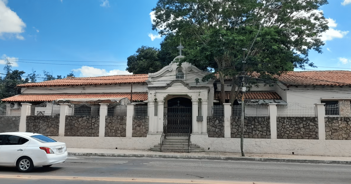 EPInoticias's tweet photo. #Nacionales 🎨🕊️ Buen Pastor abre puertas y despierta nuevas miradas

Un ícono de Asunción cambia de rol: de encierro a memoria viva. 🧵

Del 15 al 21 de diciembre, el histórico ex penal de 1920 recibe una muestra con fotografía contemporánea, archivos y obras creadas adentro por mujeres privadas de libertad. 📷📚

Instalación Hilos Sonoros de Esperanza, teatro Enigma entre Rejas y una semana de conversatorios sobre memoria, género y encierro. 🎭🗣️

Entrada libre hasta las 20:00. Antes, retiraron 2.000 kg de residuos para recuperar el espacio. ♻️⏰

Curadurías de Betania Ruttia y Juan Marcos González, con respaldo institucional y apoyo de la Unión Europea. 🏛️🇪🇺

Descubrí cómo un lugar marcado por el castigo se transforma en territorio de reflexión. 🔍

https://t.co/scE5Bvg9iC

¿Qué capítulo de esta historia querés explorar?

Comentá, compartí y etiquetá a quien no debería perdérselo.

Seguinos para más agenda cultural y memoria viva.