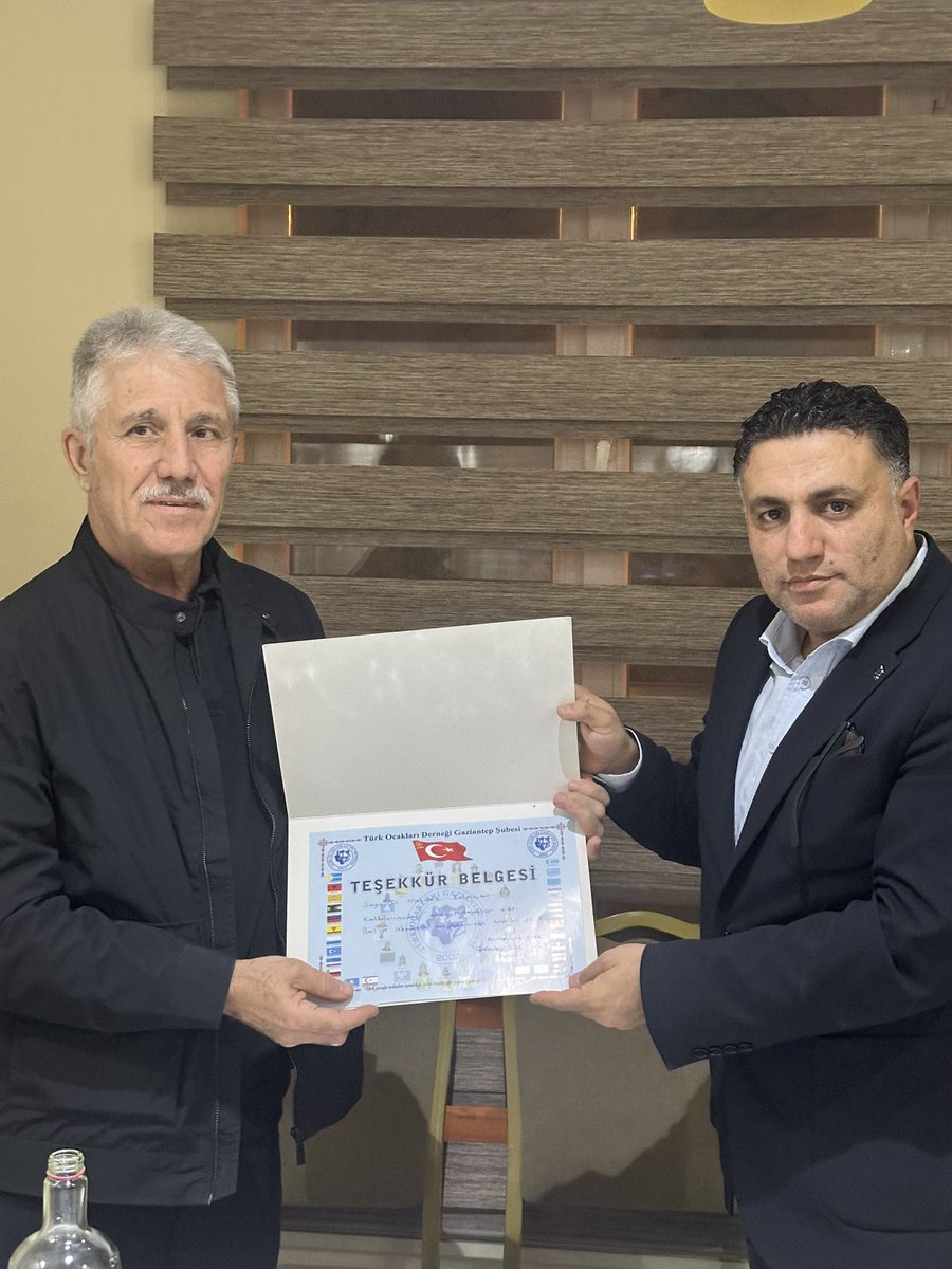 Türk Ocakları Gaziantep Şubesi ve Türk-İslam Vakfı ile müşterek olarak düzenlediğimiz “Ziya Gökalp’in Tarih Anlayışı” programını gerçekleştirdik. Konuşmacımız Kilis 7 Aralık Üniversitesi Öğretim Üyesi Dr. Mehmet BOZASLAN’a teşekkür belgesini Şakir HENGİRMEN Bey takdim etti.