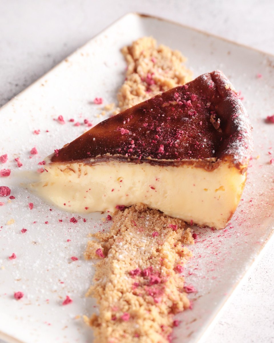 🍴 Semana 49 en <a href="/GastroMadrid_/">Gastro Madrid</a> y Madrid vuelve a caer rendida ante una tarta de queso que no entiende de fronteras. En <a href="/Ovenmozzarella/">Oven Mozzarella Bar</a>, la tradición italiana se hornea con mimo y carácter para conquistar a la ciudad plato a plato. Ôven no es solo un nombre: es una forma de