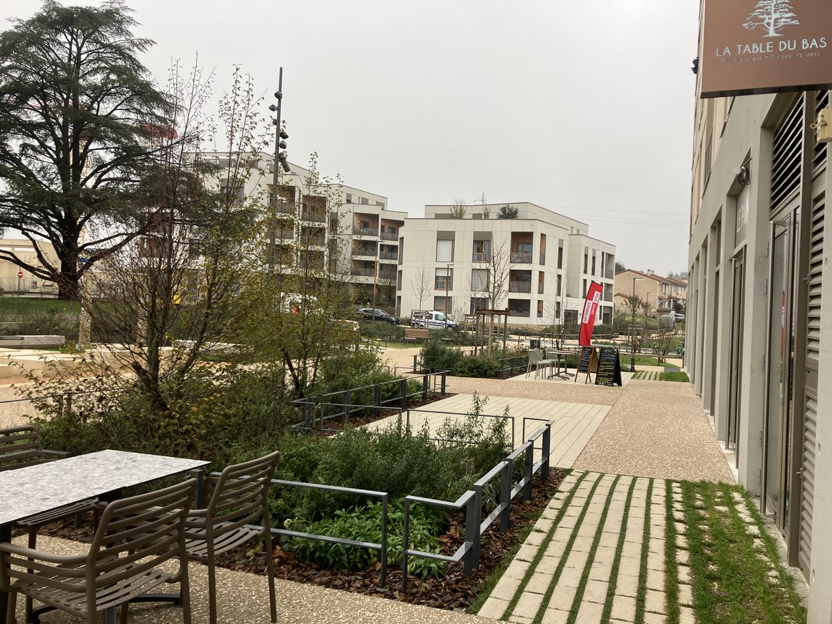 Taryeves's tweet photo. #Dardilly, le chantier du nouveau quartier de l’Esplanade entre dans sa phase finale avec la livraison des espaces publics et des logements tandis que l’école Rose Dione et la cr��che Maison Paturel sortent de terre.
Lire ici sur le Journal du Bâtiment ➡️ https://t.co/r9u4gXUVZf https://t.co/kk7WZoD2QM