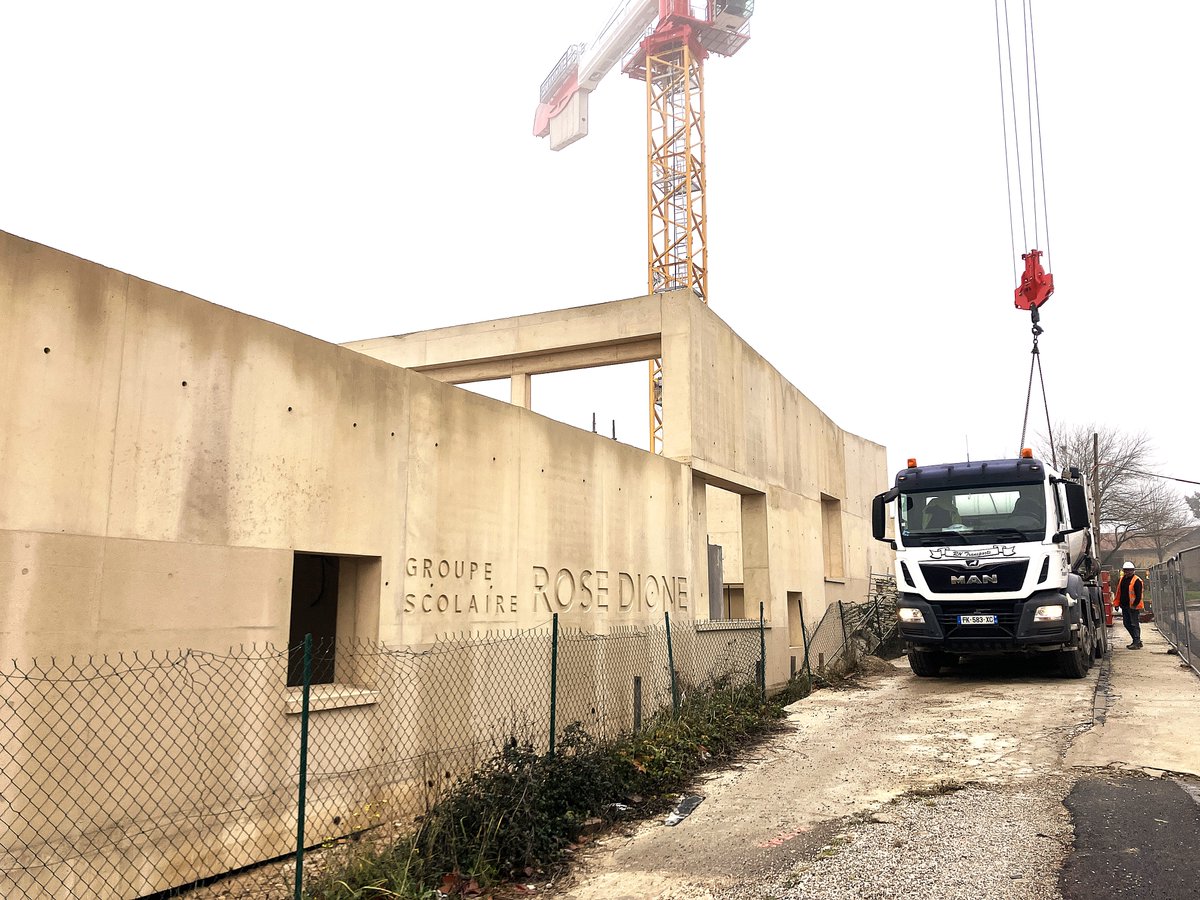 Taryeves's tweet photo. #Dardilly, le chantier du nouveau quartier de l’Esplanade entre dans sa phase finale avec la livraison des espaces publics et des logements tandis que l’école Rose Dione et la cr��che Maison Paturel sortent de terre.
Lire ici sur le Journal du Bâtiment ➡️ https://t.co/r9u4gXUVZf https://t.co/kk7WZoD2QM