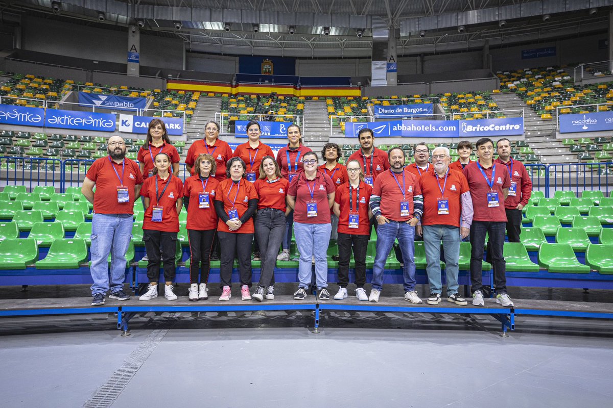 SanPabloBurgos's tweet photo. Hoy hemos participado en el acto oficial del Día Internacional del Voluntariado, una jornada para poner en valor el trabajo y la dedicación de todas las personas que hacen posible que nuestro club llegue más lejos 🫂

Gracias a toda la familia de #VoluntariosSPB, hoy y siempre 💙 https://t.co/ydQ8qqWU6m