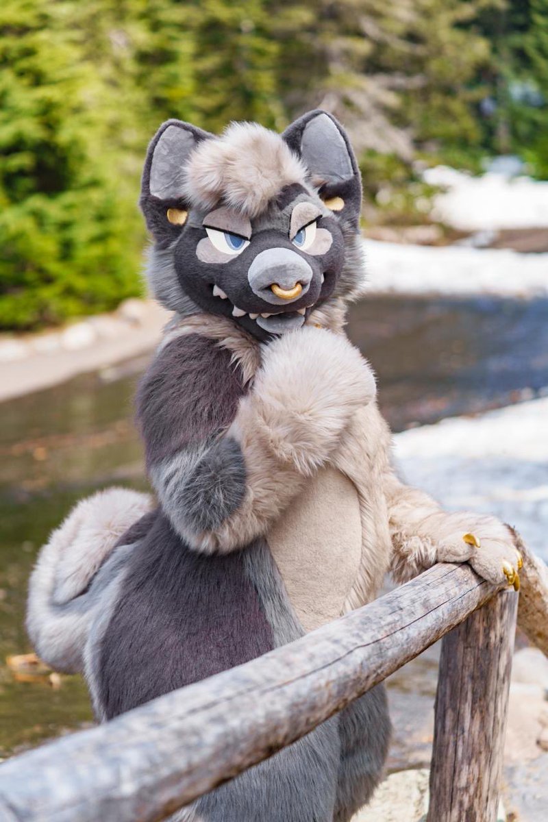 Hm… it’s gotten quite chilly… Perhaps you need to cuddle up for warmth? 

📸: <a href="/sabletide/">stark 🌙</a>