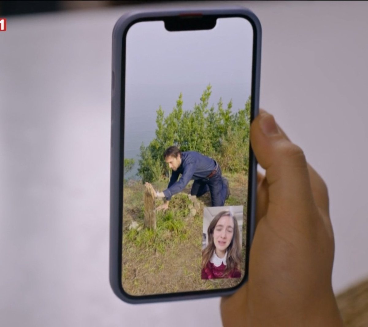 ela_gozlu_8's tweet image. Eleni babasının kendi mezarını düzeltişini izliyor ben mahfoldum şu görsele 😭😭

#TaşacakBuDeniz