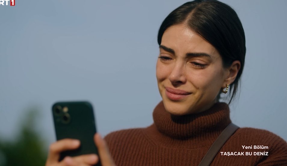 ela_gozlu_8's tweet image. Eleni babasının kendi mezarını düzeltişini izliyor ben mahfoldum şu görsele 😭😭

#TaşacakBuDeniz