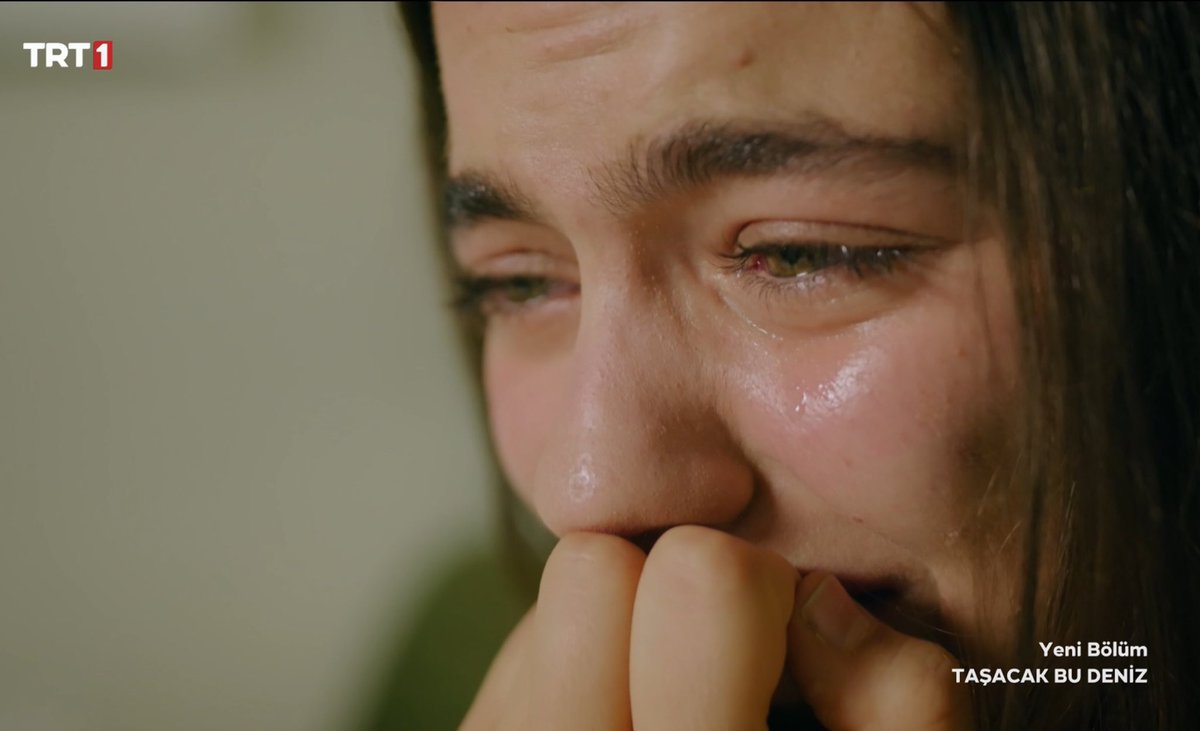 ela_gozlu_8's tweet image. Eleni babasının kendi mezarını düzeltişini izliyor ben mahfoldum şu görsele 😭😭

#TaşacakBuDeniz