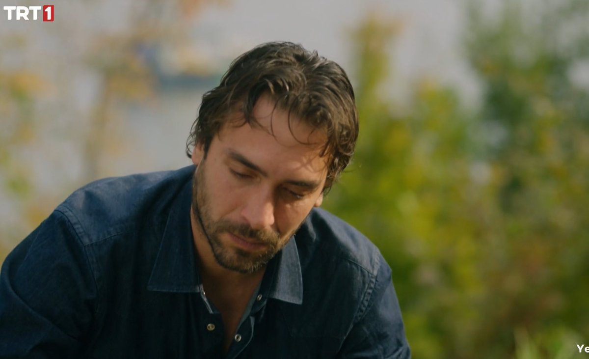 ela_gozlu_8's tweet image. Eleni babasının kendi mezarını düzeltişini izliyor ben mahfoldum şu görsele 😭😭

#TaşacakBuDeniz