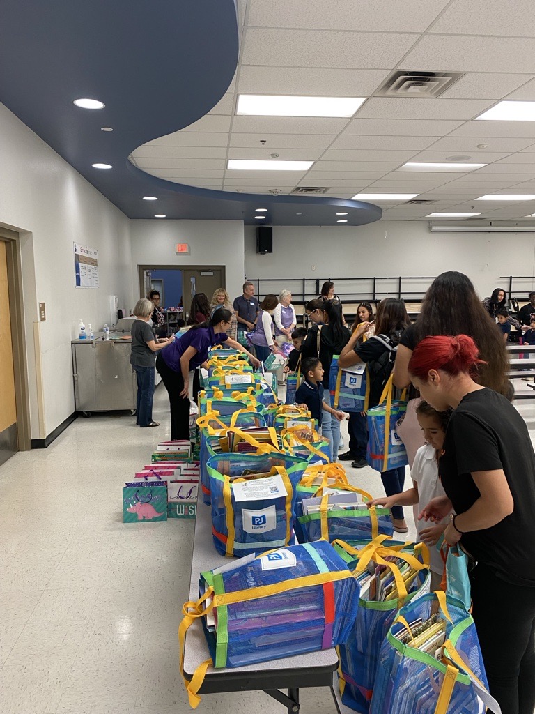 PHXNeighborhood's tweet photo. Our staff collected 200 books during a recent book drive for students at Palomino Primary School, and joined the event to assist students in choosing their books. The book drive aimed to encourage reading by helping families start their own home libraries. Way to go, NSD team! https://t.co/aENLl1fBjC