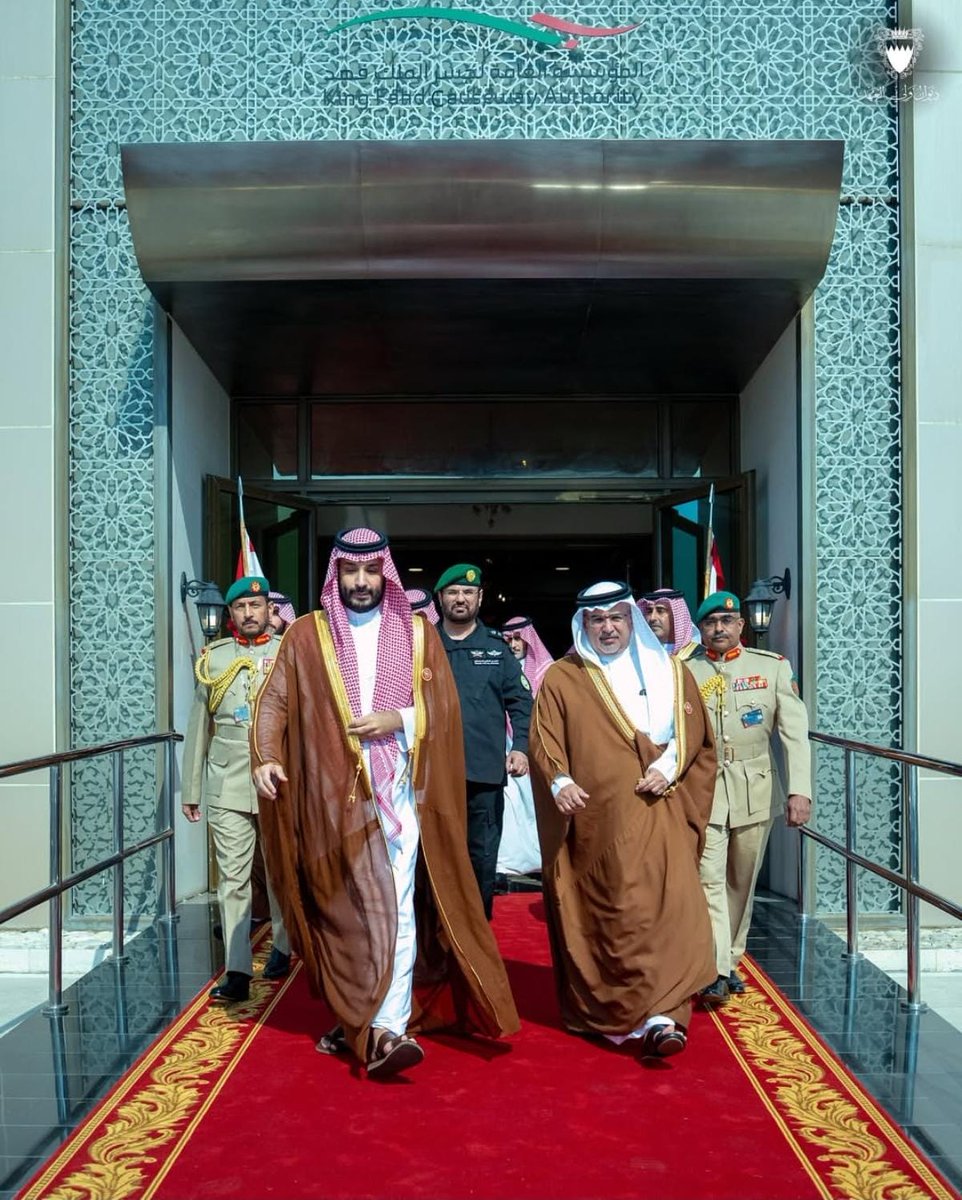 فوق الجسر لاحت عيون المجد
سلمان ومحمد نور في نور
تصافح فيها كل غالي وسند
وامتدت من فهدٍ لنا للعصور

يا جسر لا شفناك تجمع رجالك
تزهى بك البحرين والله فخور
من عبدالعزيز المجد باقي على حاله
والله يديم العز دايم حضور

حفظ الله بو سلمان راعي السياسة
وحفظ لنا سلمان درعٍ جسور
دامت