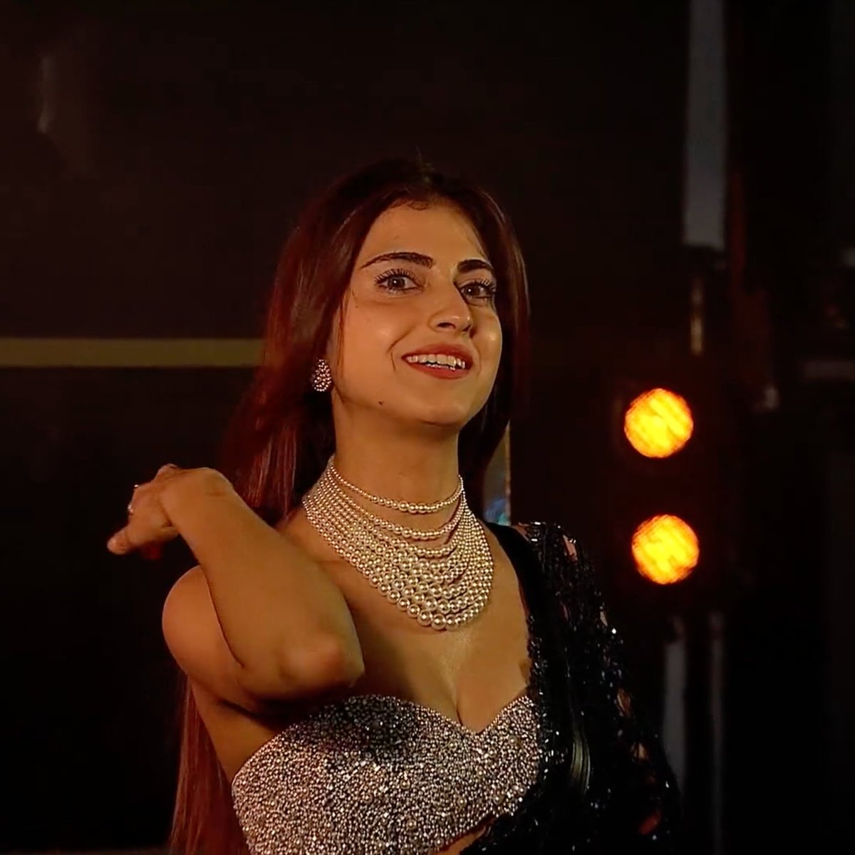 BiggBoss_Tak's tweet image. Describe #FarrhanaBhatt Journey Video in One Word - From Villain to Heroine

Rate her Journey Video on a scale of 1 to 5. #BiggBoss19

Retweet 🔃 - BLOCKBUSTER!!!
Like ❤️ - Hit