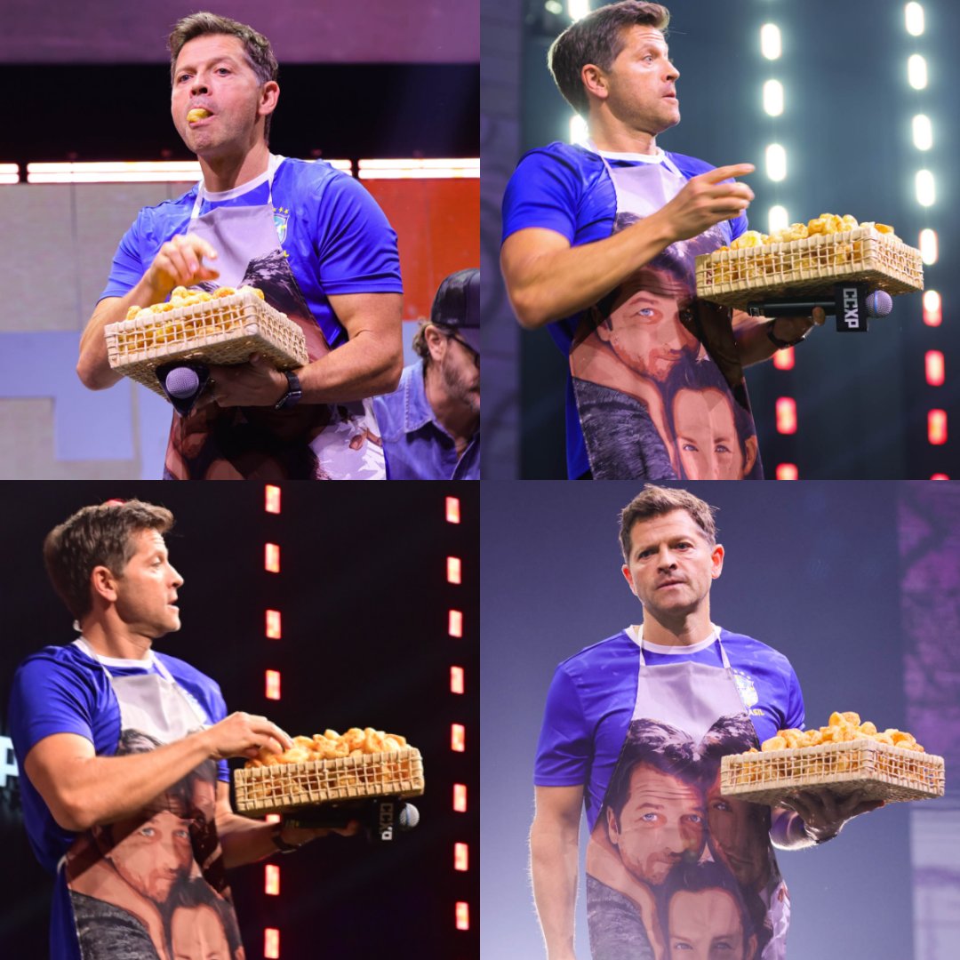 Amanda19672005's tweet photo. O ano e 2025 e Misha Collins está arremessando pães de queijo para a plateia, na #CCXP25 e ainda usando um avental lindo🥹 https://t.co/nFZeJh1Pgp