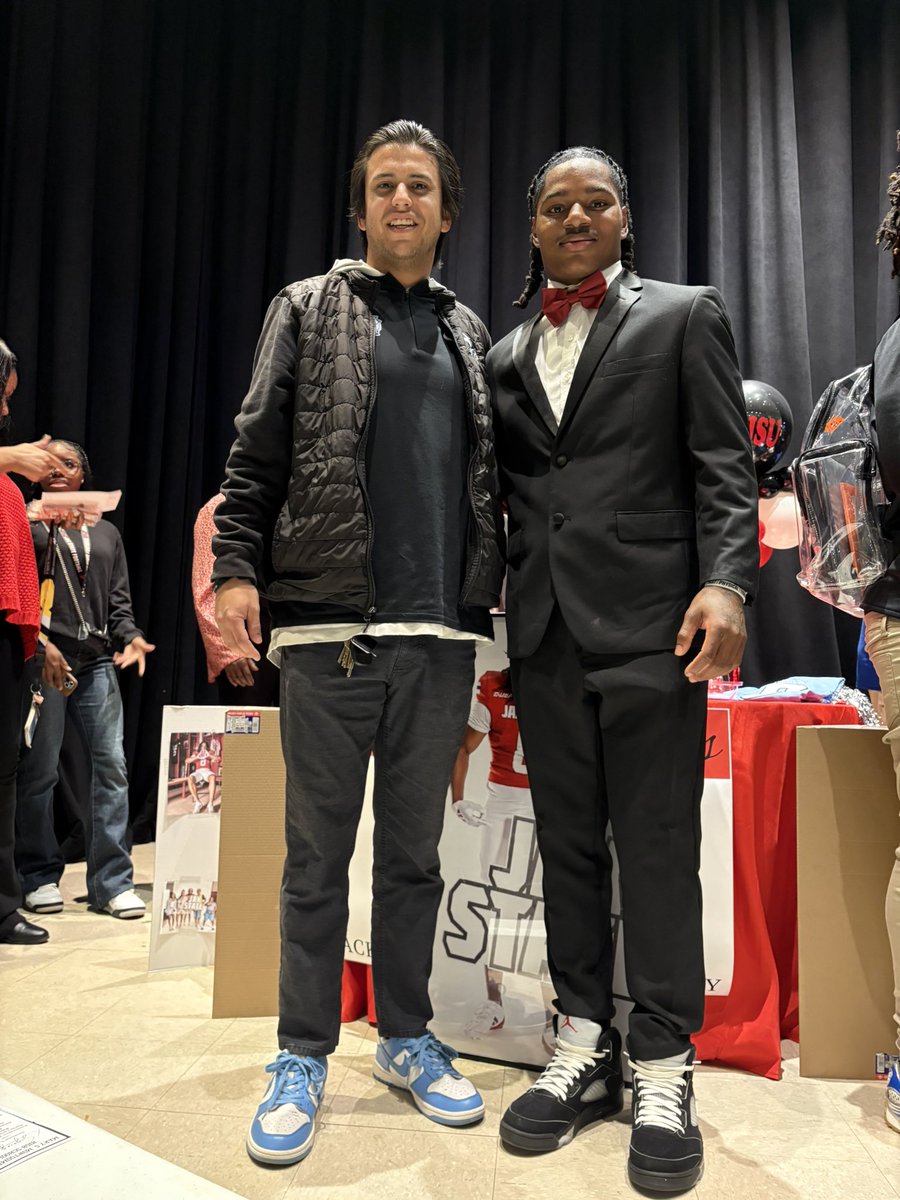 coach_arieves's tweet photo. Congratulations @devin_pettway4 , @Djbjr23 , @TrakarrisC10 , @ShondellHarris7 
Signed and headed to @JaxStateFB , @AuburnFootball , @SouthAlabamaFB https://t.co/Csdn49JqG4
