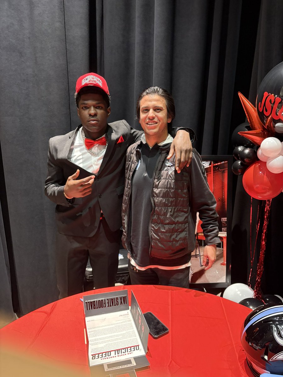 coach_arieves's tweet photo. Congratulations @devin_pettway4 , @Djbjr23 , @TrakarrisC10 , @ShondellHarris7 
Signed and headed to @JaxStateFB , @AuburnFootball , @SouthAlabamaFB https://t.co/Csdn49JqG4