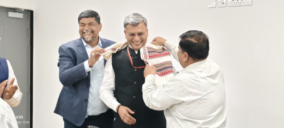 pksingh_iffco's tweet photo. 🌟 Honoured to welcome Shri Pankaj Bansal Ji  Additional Secretary – Ministry of Cooperation, GoI; MD–NCDC; MD (Addl. Charge)–NAFED; Chairman–NEDAC (Asia-Pacific); Chairman–EC, NCCT; Chairman–IPL, to IFFCO Kalol Nano Plant.

Shri Bansal Ji reviewed our world-class Nano Fertiliser facilities, QC systems, field trials and product efficacy, and appreciated IFFCO’s continuous innovation for farmers’ prosperity.

He also reviewed the progress of Beej Anusandhan Kendra (BAK) and expressed satisfaction on the R&D initiatives to deliver high-quality seeds for Indian farmers.

IFFCO reaffirmed its commitment to build a state-of-the-art, AI-based BAK, and Shri Bansal Ji assured full Government support, guidance and cooperation for strengthening the cooperative sector and empowering farmers.

🇮🇳 Sahakar se Samriddhi. @MinOfCooperatn @bharatiyabeej