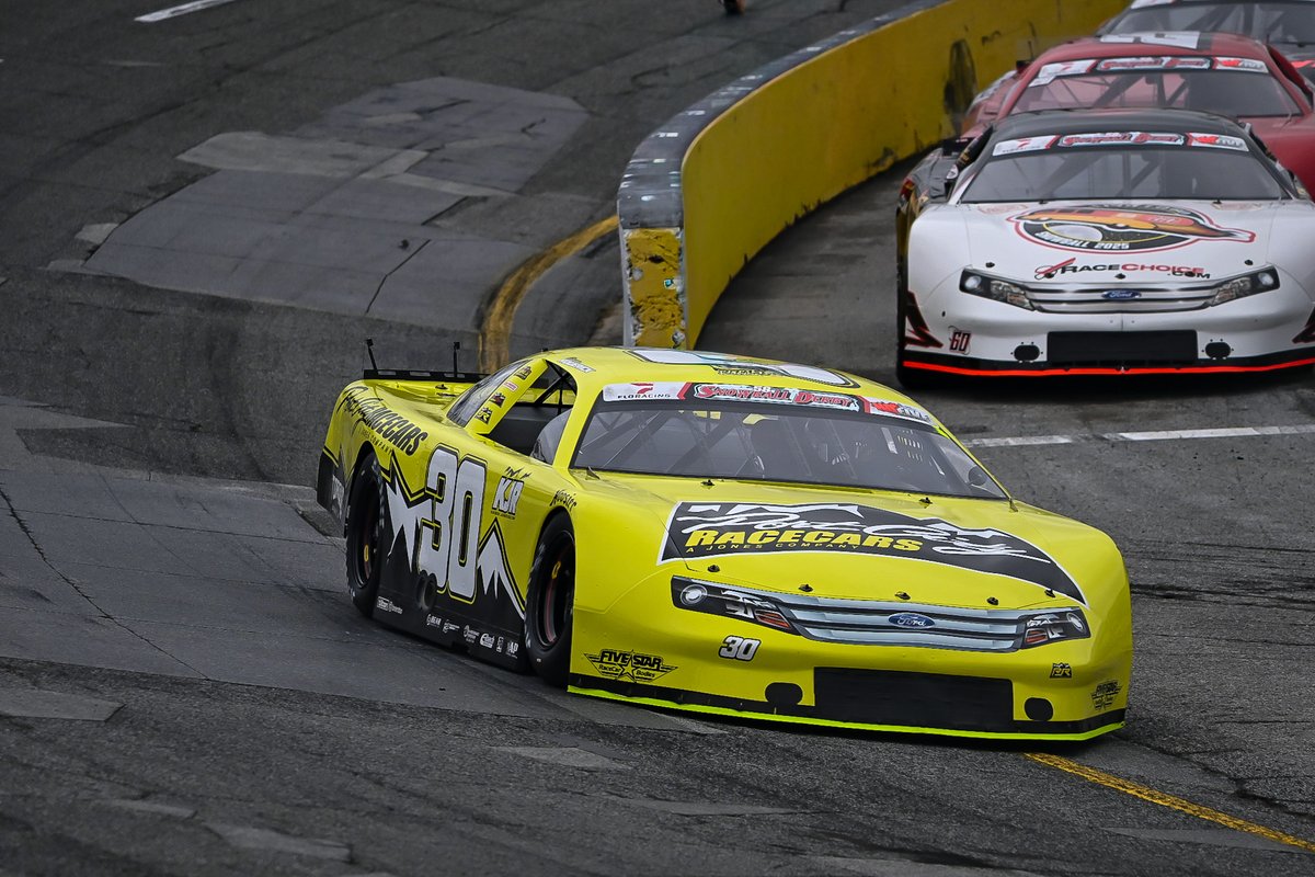 RetteJones30's tweet image. It appears that we will be dodging weather 😮the rest of the day here at Five Flags Speedway, but the @RetteJones30 team is hard at work trying to dial in our Ford Mustangs for @CaseyRoderick30 and @NoahGragson for Sunday's Snowball Derby. 🏁🏆

#NASCAR — @FordRacing — #RJR30