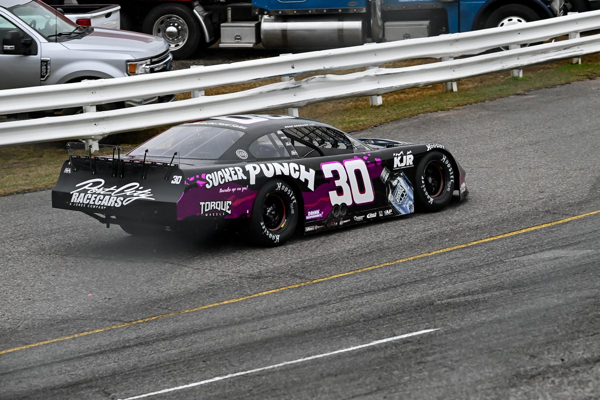 RetteJones30's tweet image. It appears that we will be dodging weather 😮the rest of the day here at Five Flags Speedway, but the @RetteJones30 team is hard at work trying to dial in our Ford Mustangs for @CaseyRoderick30 and @NoahGragson for Sunday's Snowball Derby. 🏁🏆

#NASCAR — @FordRacing — #RJR30