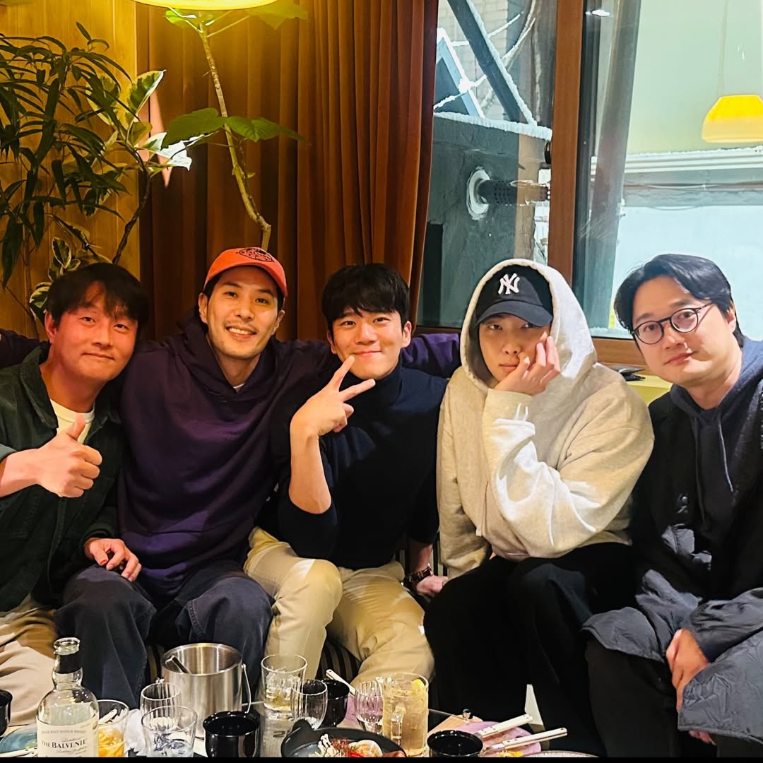 KNJsSource's tweet photo. #RM with part of the 'Problematic Men' cast, via actor Kim Jiseok's instagram:

"what a nighttttt 🤠"

🎵 The Police - Every Breath You Take

🔗https://t.co/Qj4fa8psEG https://t.co/nUJWZxRRVY