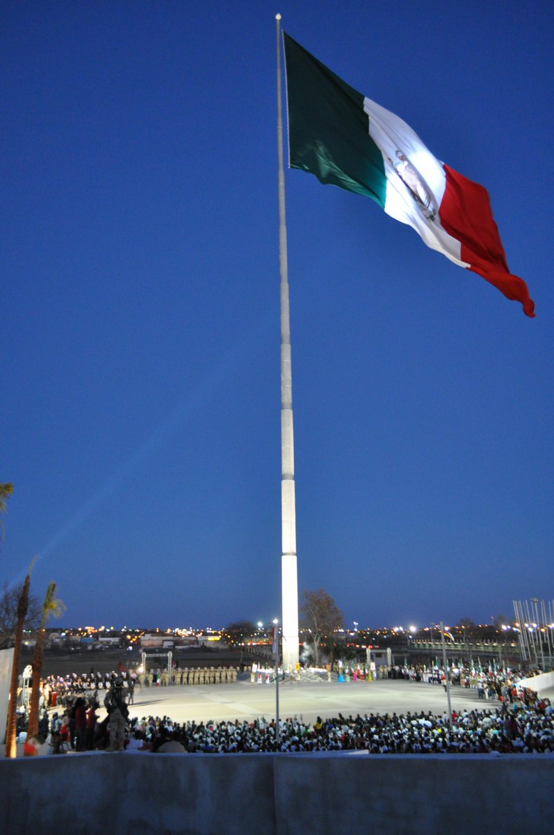 5 de diciembre de 2010.- En #PiedrasNegras, #Coahuila, se coloca el último tramo de 24 metros del asta monumental en la Gran Plaza, considerada la tercera más alta del mundo, con 120 metros de altura y un peso de 60 toneladas, para soportar una bandera de 60 por 34 metros y 420
