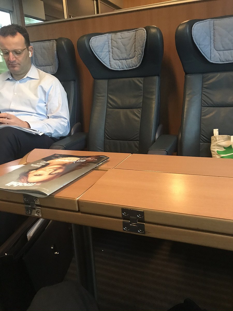 ich hab ihn nur nach einer maske gefragt und er hat wütend das abteil verlassen kennt den jemand und weiß was mit dem kerl los war?